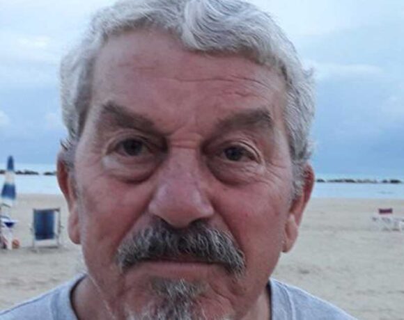 Giuseppe Ricci presidente dell'associazione ITB Italia in primo piano su una spiaggia
