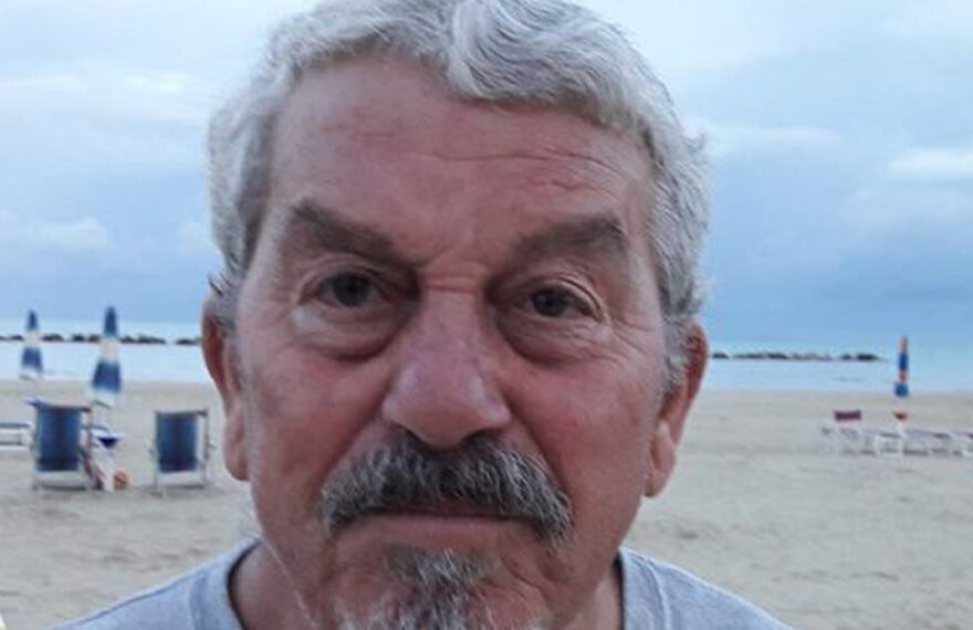 Giuseppe Ricci presidente dell'associazione ITB Italia in primo piano su una spiaggia