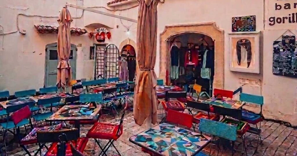 Tavolini all'aperto del Gorilla Cocktail Bar tra le case bianche del centro storico di Sperlonga