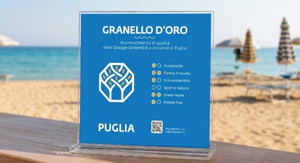 Logo e targa del riconoscimento Granello d'Oro della Regione Puglia per le spiagge sostenibili