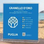 Logo e targa del riconoscimento Granello d'Oro della Regione Puglia per le spiagge sostenibili