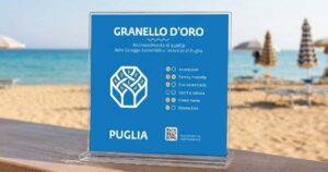 Logo e targa del riconoscimento Granello d'Oro della Regione Puglia per le spiagge sostenibili