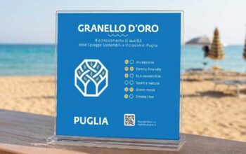 Logo e targa del riconoscimento Granello d'Oro della Regione Puglia per le spiagge sostenibili