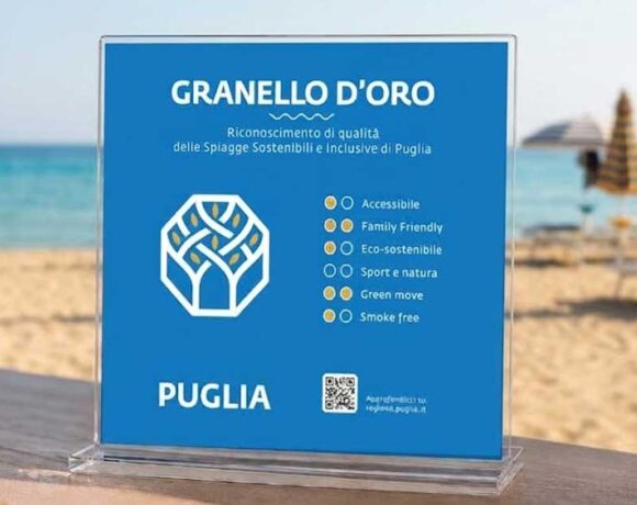 Logo e targa del riconoscimento Granello d'Oro della Regione Puglia per le spiagge sostenibili