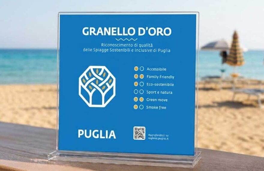Logo e targa del riconoscimento Granello d'Oro della Regione Puglia per le spiagge sostenibili
