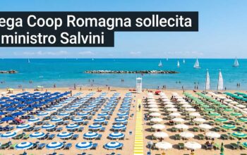 Testo "Lega Coop Romagna sollecita il ministro Salvini" sovrapposto a una foto aerea di una spiaggia organizzata con ombrelloni.