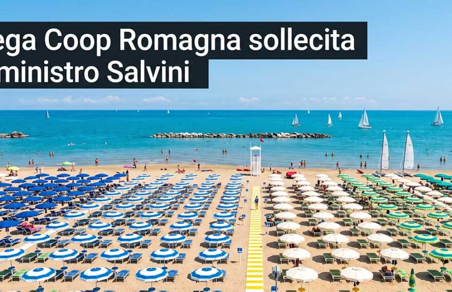 Testo "Lega Coop Romagna sollecita il ministro Salvini" sovrapposto a una foto aerea di una spiaggia organizzata con ombrelloni.