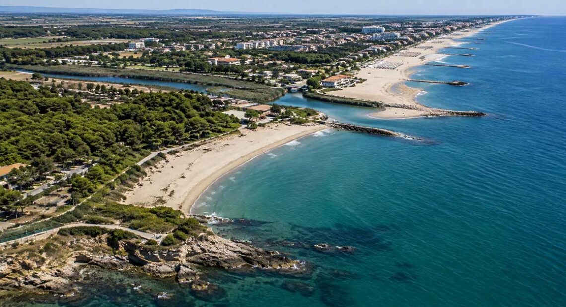 Vista aerea della costa con spiagge, pineta, scogliera e foce di un fiume per la verifica della scarsità delle risorse