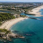 Vista aerea della costa con spiagge, pineta, scogliera e foce di un fiume per la verifica della scarsità delle risorse