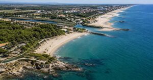 Vista aerea della costa con spiagge, pineta, scogliera e foce di un fiume per la verifica della scarsità delle risorse