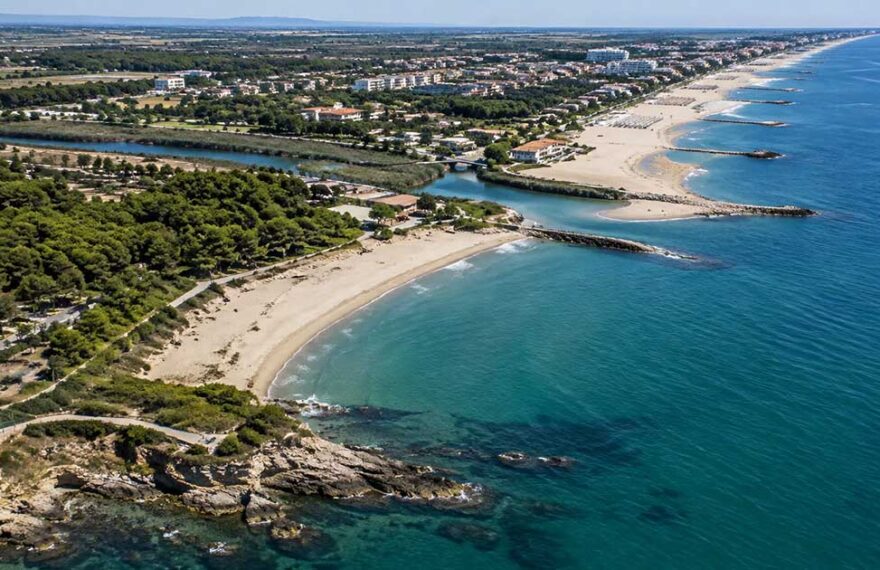 Vista aerea della costa con spiagge, pineta, scogliera e foce di un fiume per la verifica della scarsità delle risorse
