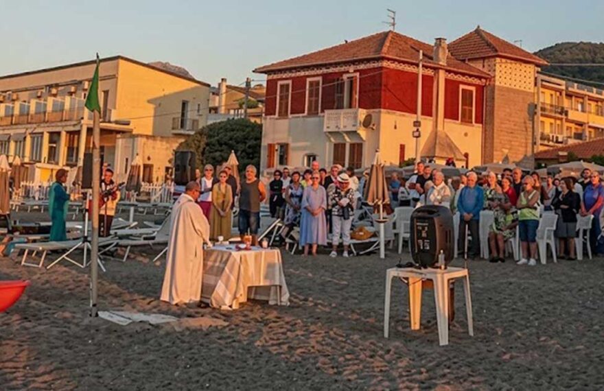 Celebrazione della messa all'alba sulla spiaggia dei Bagni San Pietro a Borgio Verezzi con numerosi fedeli presenti.
