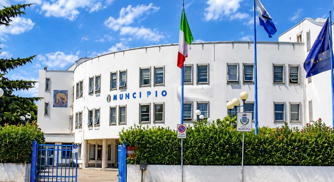 Facciata del municipio di Policoro con bandiere