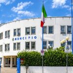 Facciata del municipio di Policoro con bandiere