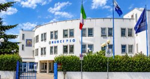 Facciata del municipio di Policoro con bandiere
