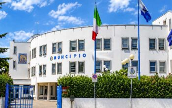 Facciata del municipio di Policoro con bandiere