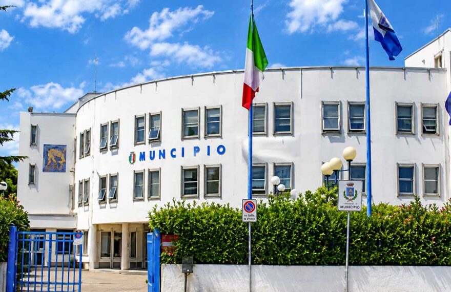 Facciata del municipio di Policoro con bandiere