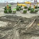 Pista per biglie scavata nella sabbia ai Bagni Morgana di Andora