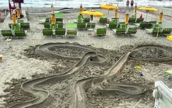 Pista per biglie scavata nella sabbia ai Bagni Morgana di Andora