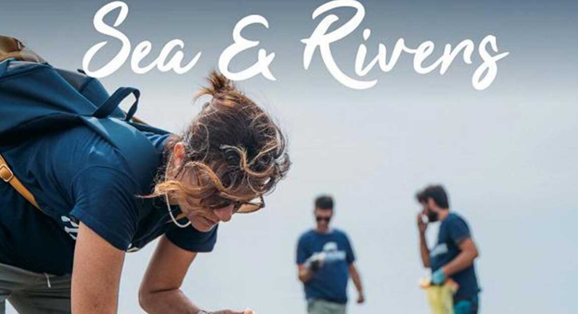 Volontari di Plastic Free Sardegna impegnati nella raccolta di rifiuti sulla spiaggia per l'evento Sea & Rivers