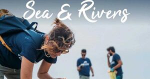 Volontari di Plastic Free Sardegna impegnati nella raccolta di rifiuti sulla spiaggia per l'evento Sea & Rivers