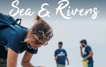 Volontari di Plastic Free Sardegna impegnati nella raccolta di rifiuti sulla spiaggia per l'evento Sea & Rivers