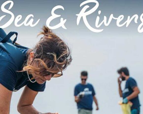 Volontari di Plastic Free Sardegna impegnati nella raccolta di rifiuti sulla spiaggia per l'evento Sea & Rivers