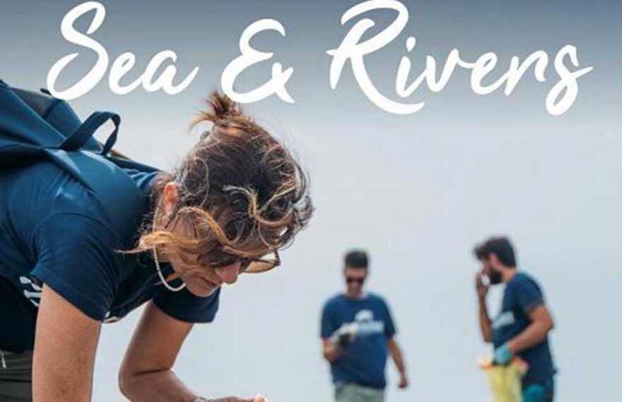 Volontari di Plastic Free Sardegna impegnati nella raccolta di rifiuti sulla spiaggia per l'evento Sea & Rivers