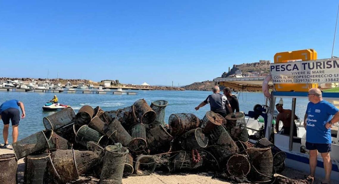 Nasse e attrezzi da pesca recuperati dai fondali nel porto di Castelsardo durante l'iniziativa Fondali Puliti