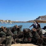 Nasse e attrezzi da pesca recuperati dai fondali nel porto di Castelsardo durante l'iniziativa Fondali Puliti