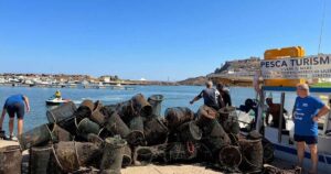 Nasse e attrezzi da pesca recuperati dai fondali nel porto di Castelsardo durante l'iniziativa Fondali Puliti