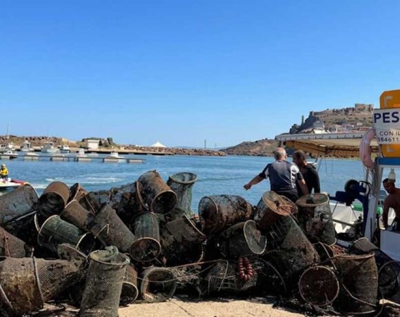 Nasse e attrezzi da pesca recuperati dai fondali nel porto di Castelsardo durante l'iniziativa Fondali Puliti