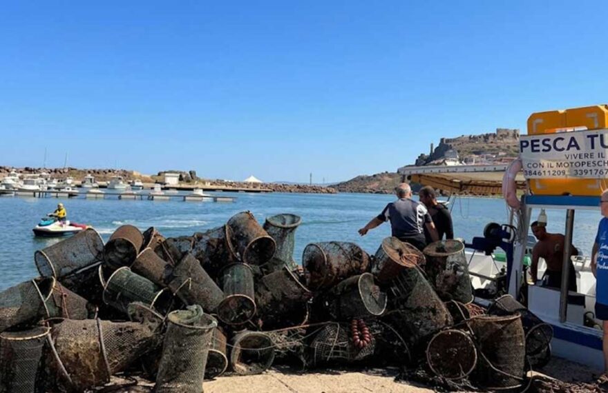 Nasse e attrezzi da pesca recuperati dai fondali nel porto di Castelsardo durante l'iniziativa Fondali Puliti