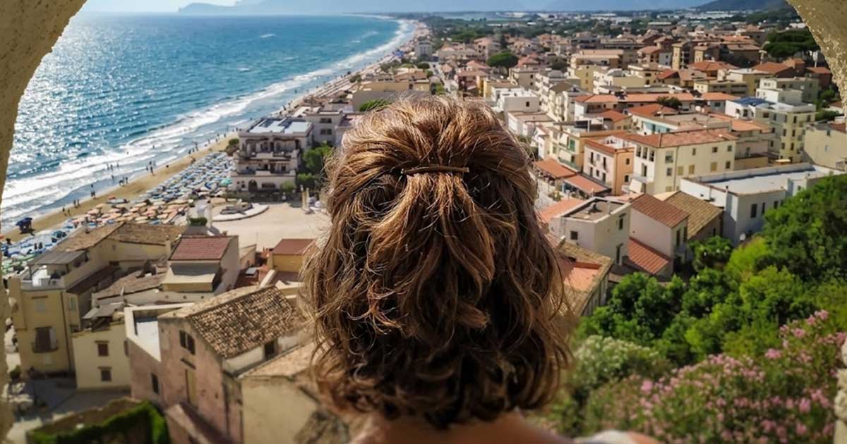 Scorcio attraverso un arco del borgo di Sperlonga con vista sulla spiaggia e sul mare