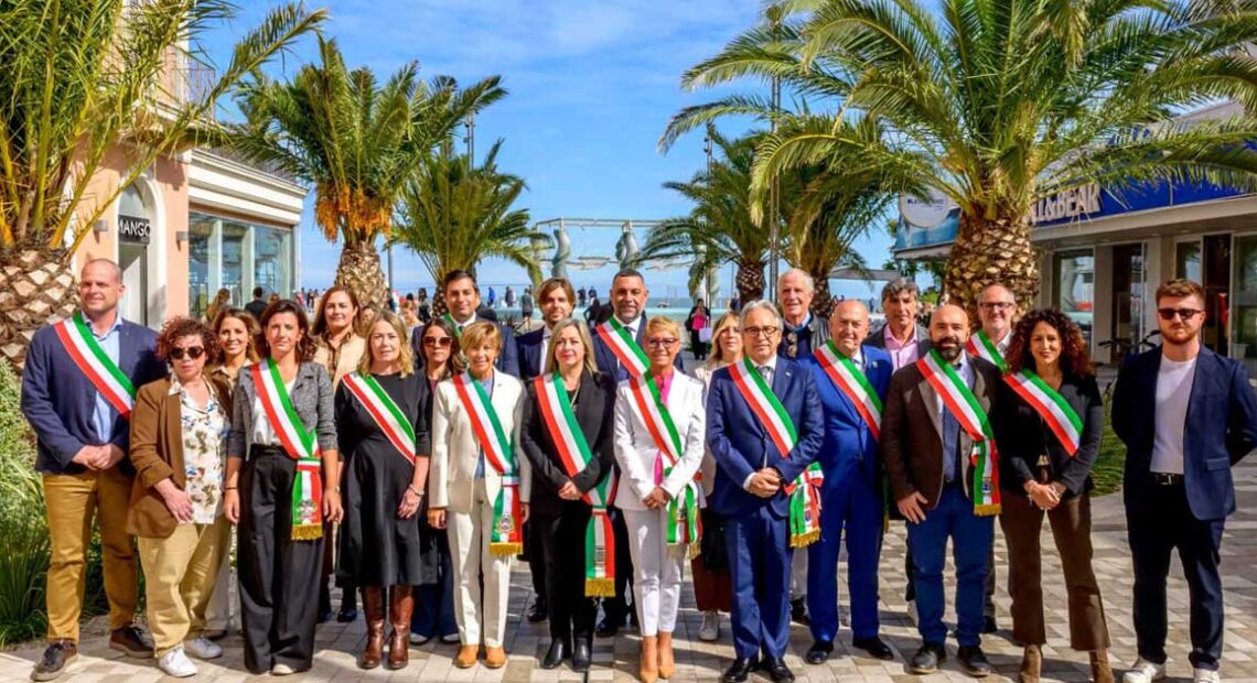 I sindaci e amministratori dei Comuni costieri del network G20Spiagge con le fasce tricolori