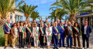 I sindaci e amministratori dei Comuni costieri del network G20Spiagge con le fasce tricolori