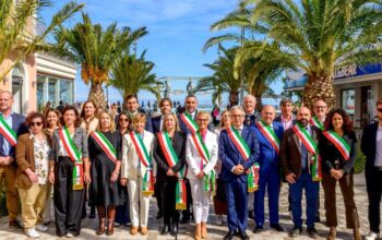 I sindaci e amministratori dei Comuni costieri del network G20Spiagge con le fasce tricolori