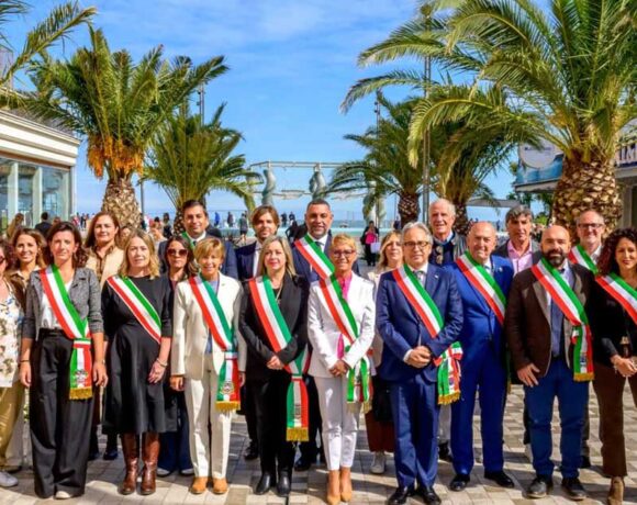 I sindaci e amministratori dei Comuni costieri del network G20Spiagge con le fasce tricolori