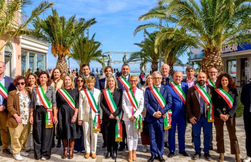 I sindaci e amministratori dei Comuni costieri del network G20Spiagge con le fasce tricolori