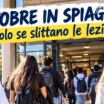 Studenti con zaini presi da dietro verso l'ingresso a scuola con la scritta Ottobre in spiaggia