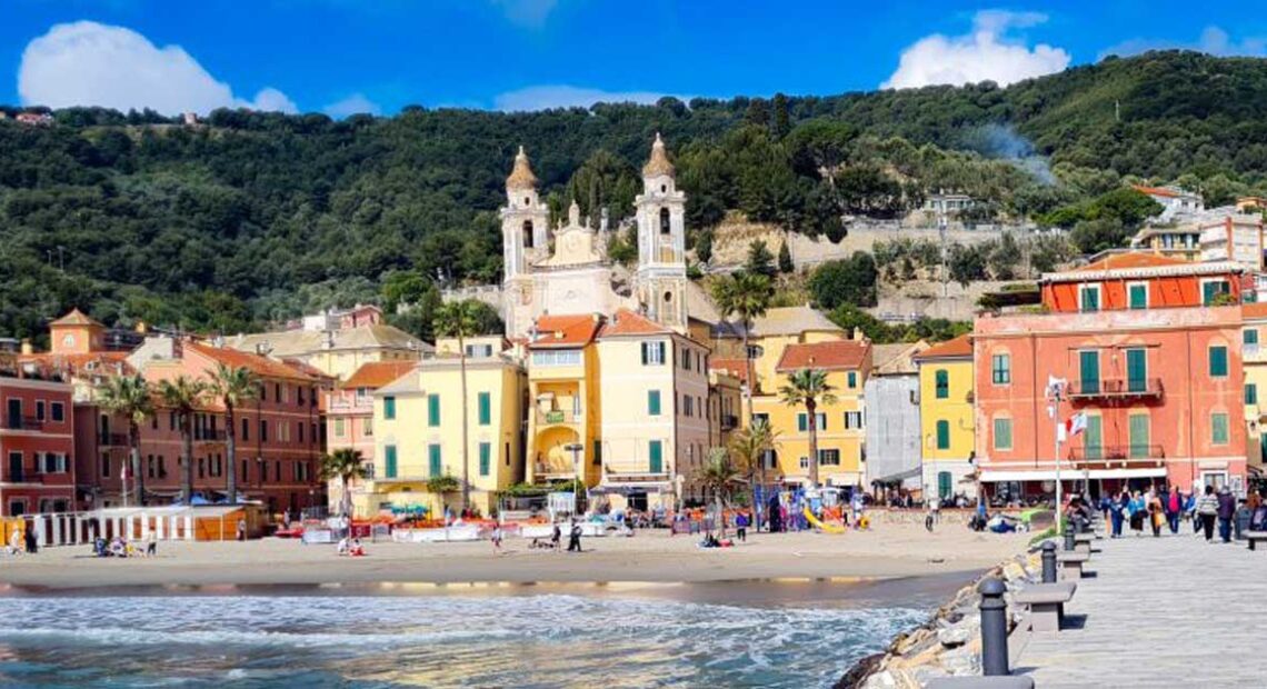 Vista panoramica del molo e della spiaggia con gli stabilimenti balneari di Laigueglia.