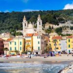 Vista panoramica del molo e della spiaggia con gli stabilimenti balneari di Laigueglia.