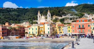 Vista panoramica del molo e della spiaggia con gli stabilimenti balneari di Laigueglia.