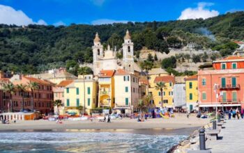 Vista panoramica del molo e della spiaggia con gli stabilimenti balneari di Laigueglia.