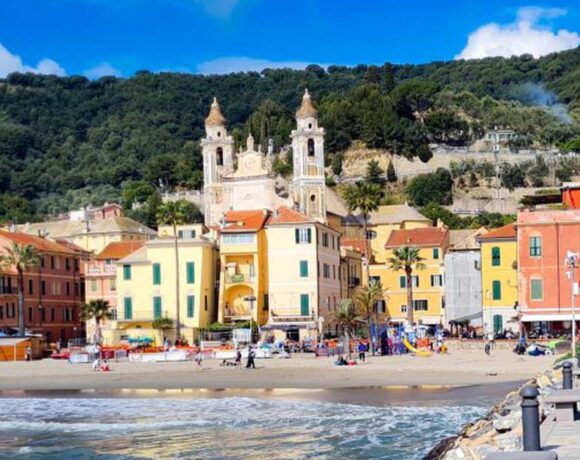Vista panoramica del molo e della spiaggia con gli stabilimenti balneari di Laigueglia.