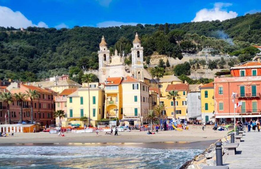 Vista panoramica del molo e della spiaggia con gli stabilimenti balneari di Laigueglia.