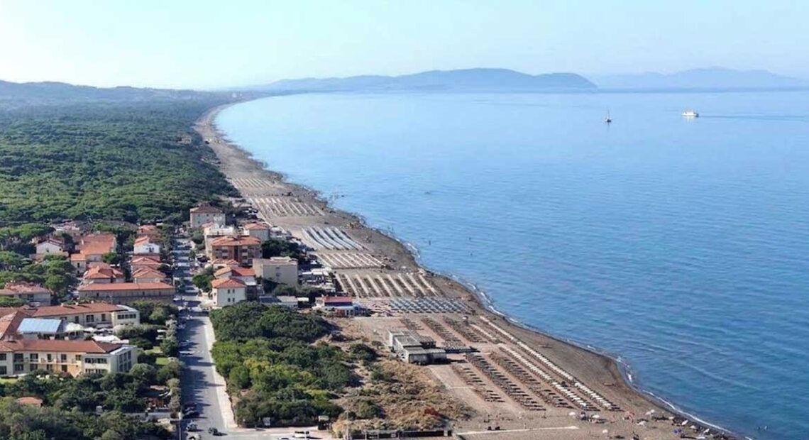 Vista panoramica dall'alto della costa e della spiaggia di Marina di Castagneto Carducci
