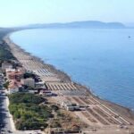 Vista panoramica dall'alto della costa e della spiaggia di Marina di Castagneto Carducci