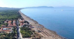 Vista panoramica dall'alto della costa e della spiaggia di Marina di Castagneto Carducci