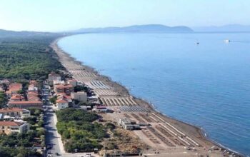 Vista panoramica dall'alto della costa e della spiaggia di Marina di Castagneto Carducci